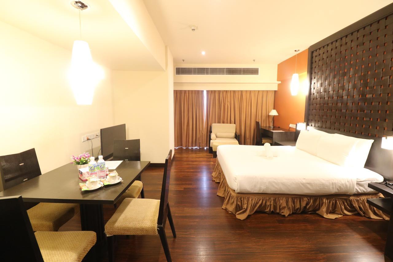 Millennium At Pyramid Tower Apartment *
